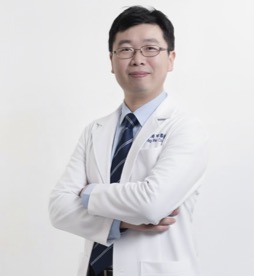 張庭瑋醫師穿著白袍的形象照